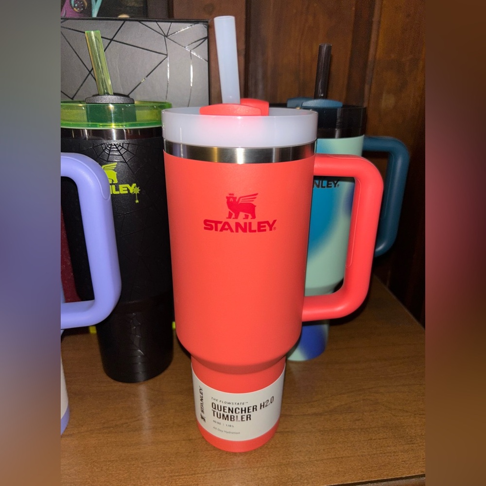 Stanley 40oz “Hot Coral”🪸